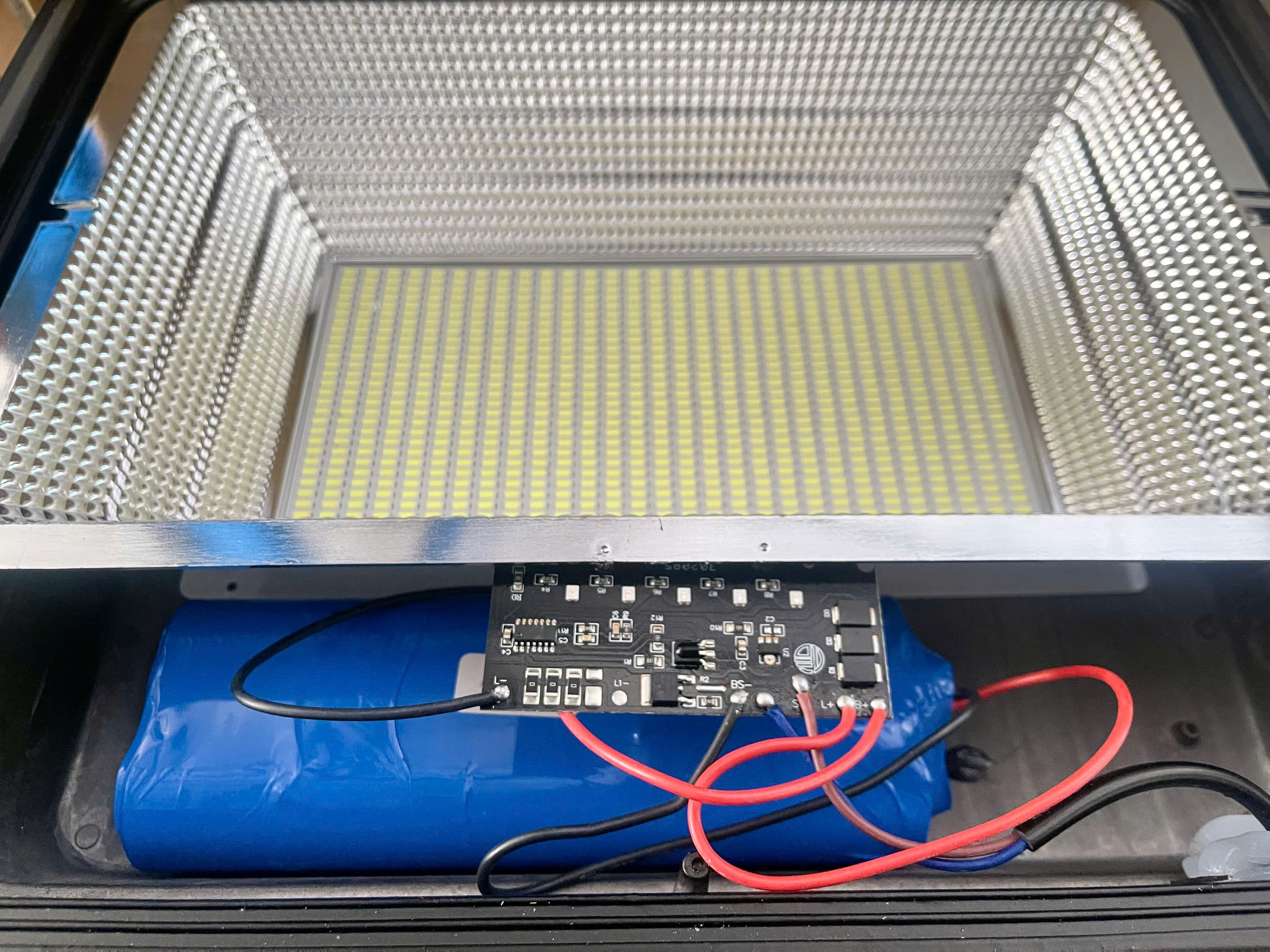 Đo đạc dung lượng thực tế và dòng xả của pin Lithium trước khi đóng khối