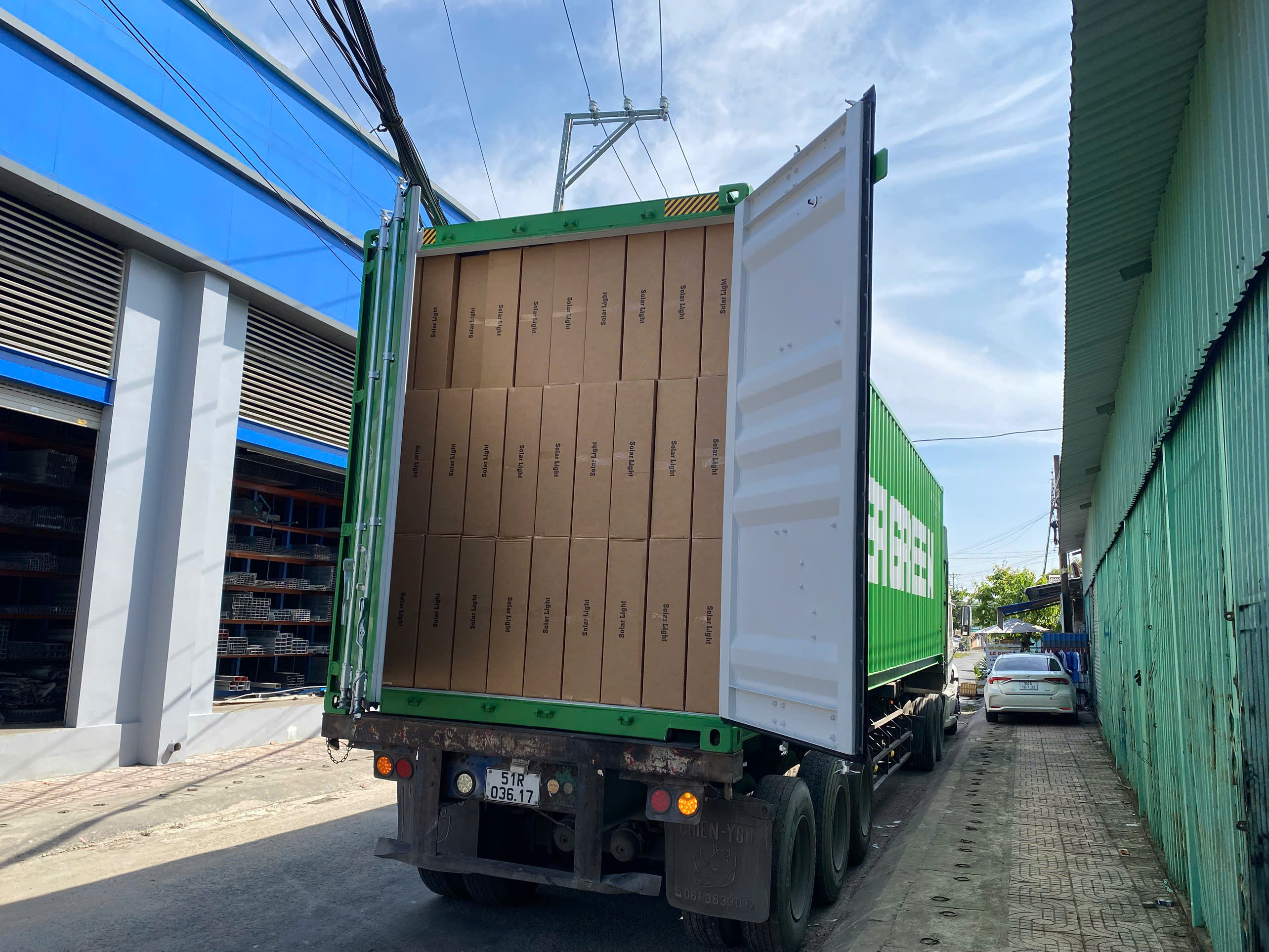 Hàng nghìn thùng sản phẩm Goebai được bảo quản tại tổng kho