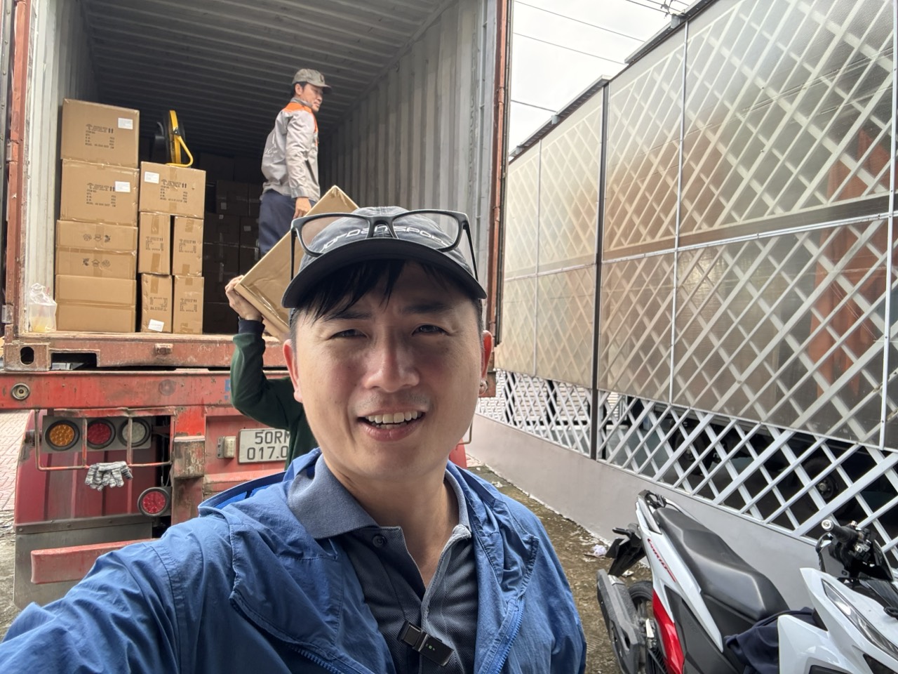 Nhập khẩu nguyên container màu xanh đèn Goebai từ nhà máy về cảng